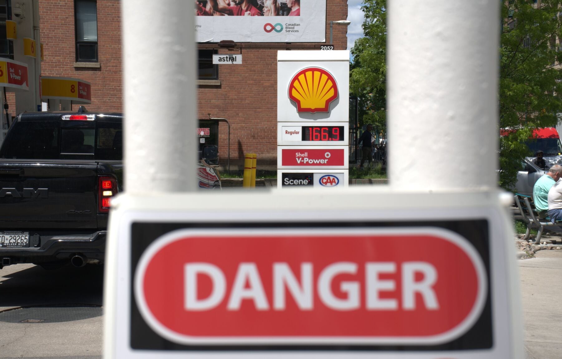 Toronto gas prices drop 10 Cents