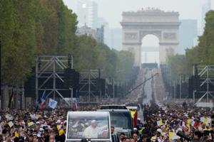 Pope Leo draws 800,000 people to central Paris for open-air Mass on iconic square