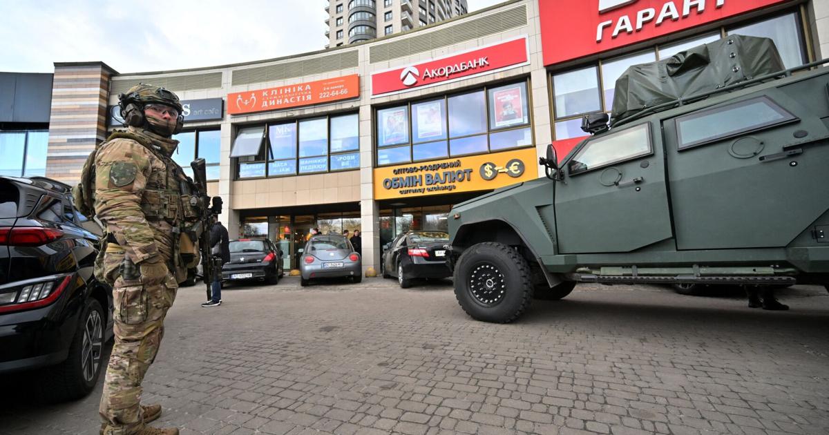 Ukrainian police shoot and kill a gunman who killed at least 6 and took ...