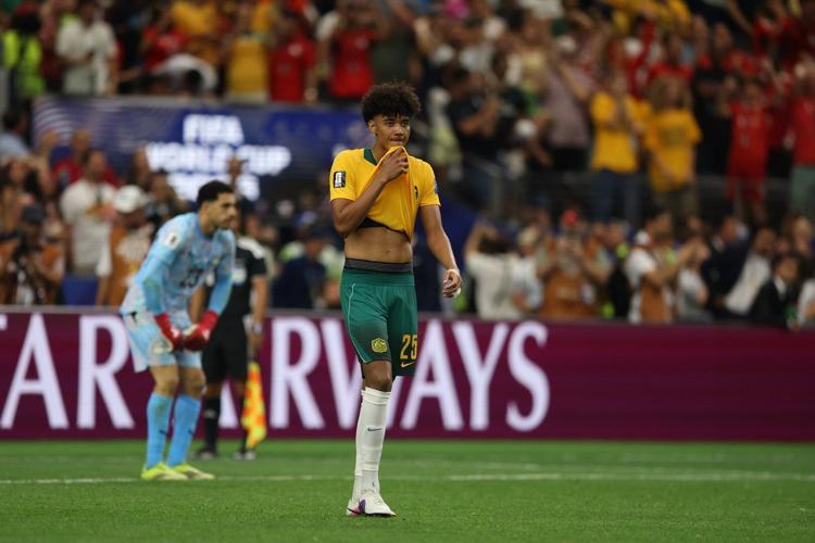 Australia bị chỉ trích "hèn nhát" khi để cầu thủ 18 tuổi sút penalty 5 Australia goes for experience in net and a young kicker in shootout loss at the World