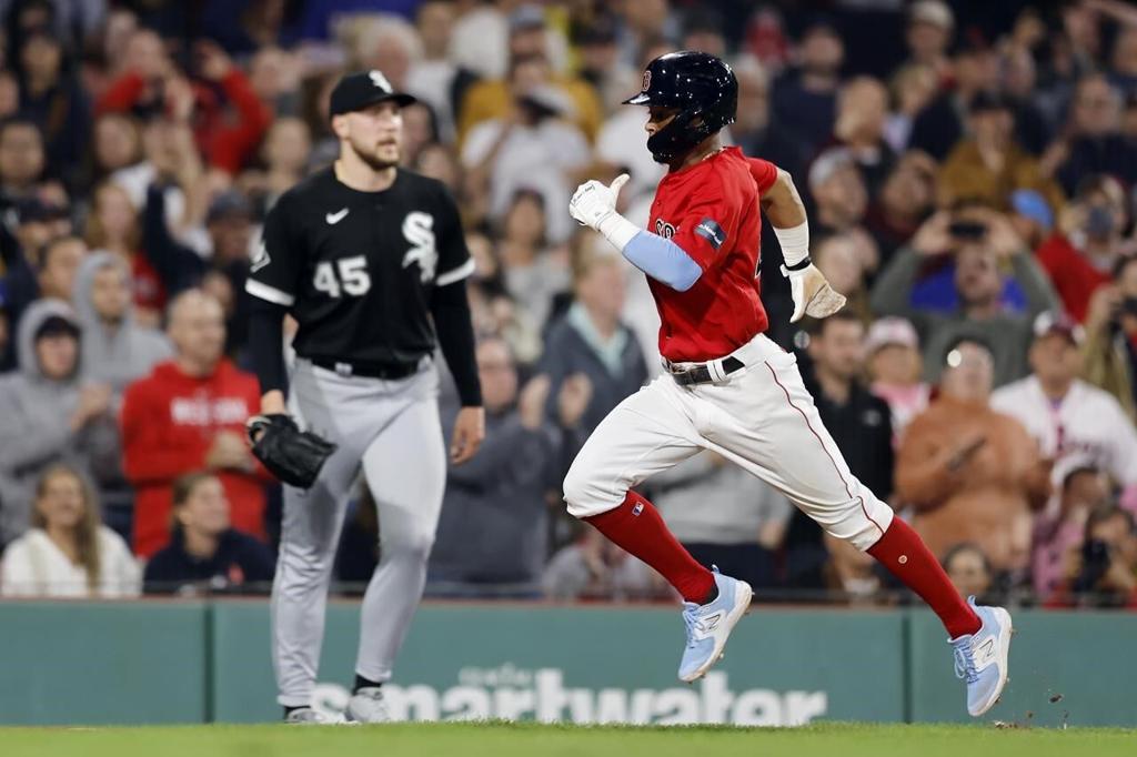 Yoshida hits go-ahead single in 8th as Red Sox rally past White