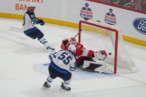 Scheifele's late goal lifts Jets to 2-1 win over Panthers, who drop their 3rd in a row