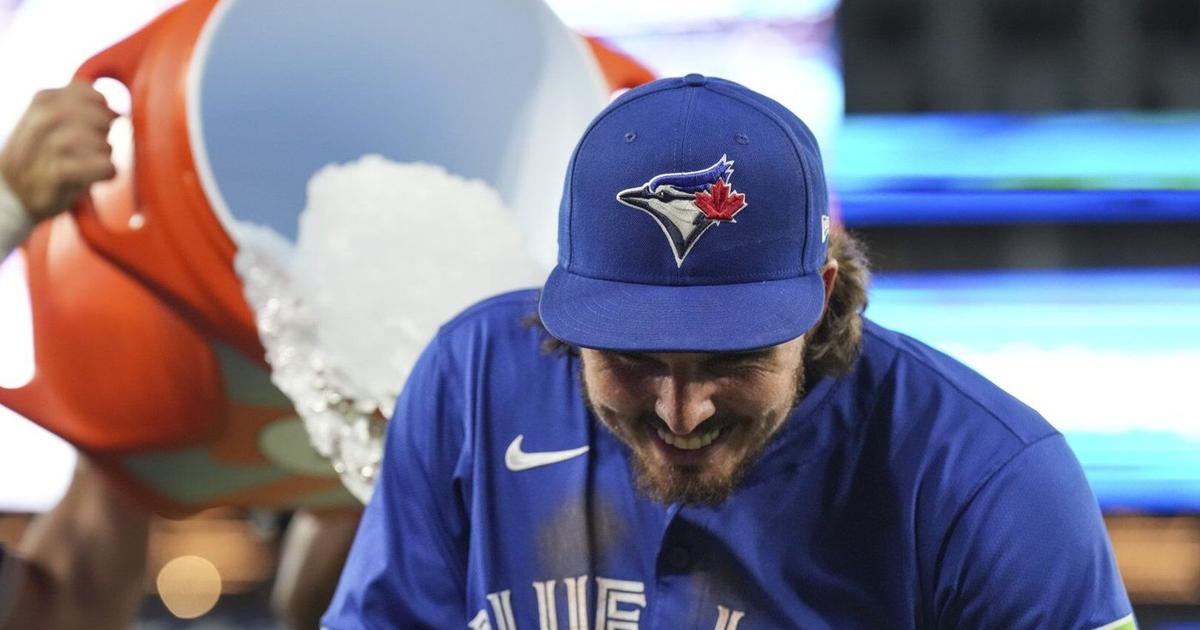 Change-Up: Bat switch helps Blue Jays score three in the eighth of 9-8 win over Twins