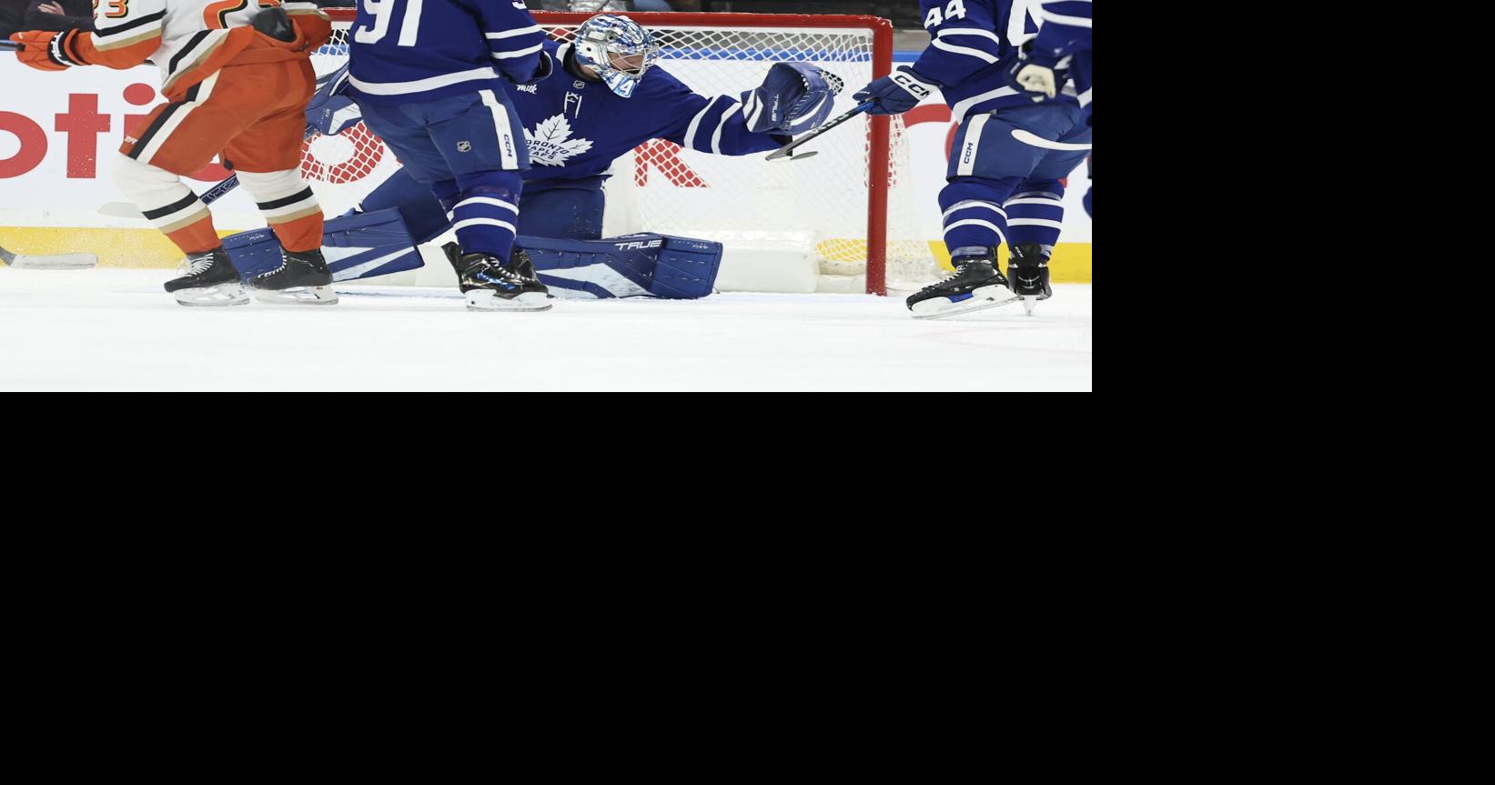 Anthony Stolarz exits Leafs victory over Ducks with injury