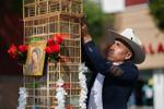 These men carry towers of birds through Mexico's streets. They say their tradition is dying