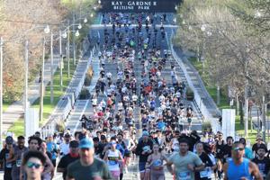 スポーツ ライフ 10K では、毎年恒例のレースに数千人がトロントの街に繰り出す