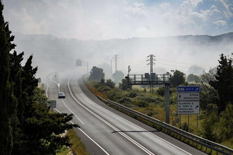 Fire at chemical plant in northeastern Spain keeps thousands indoors