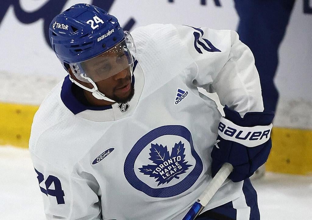 Leafs waive four including Simmonds, sign Aston-Reese