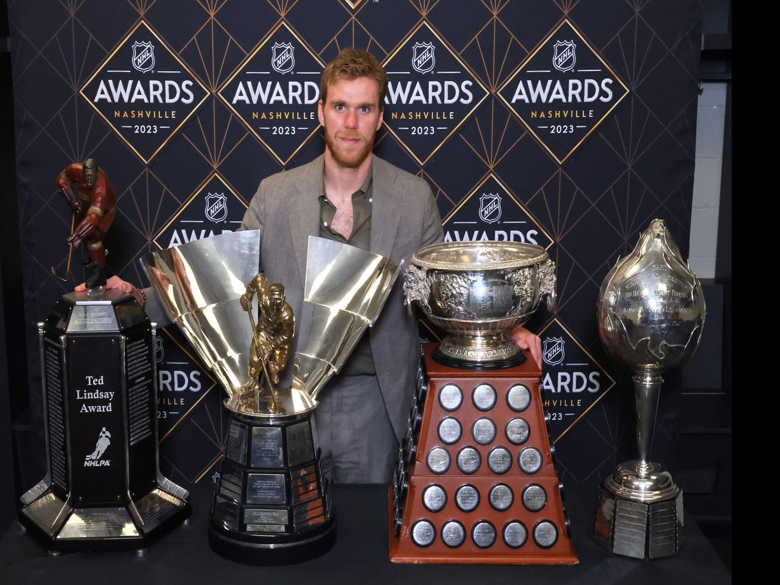 McDavid becomes 2nd player to unanimously win Hart Trophy