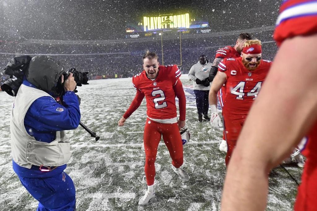 Bills Clinch Playoff Berth in Snowy Thriller Against Dolphins - The New  York Times