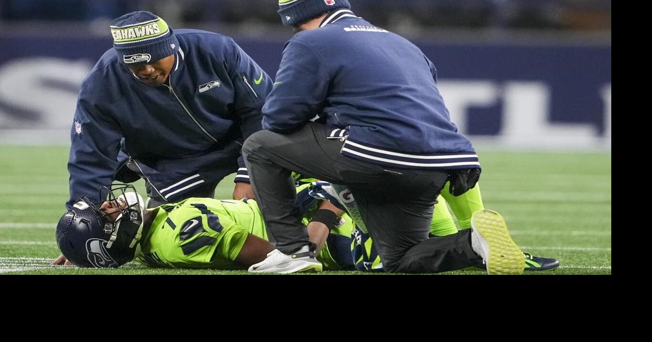 Seahawks QB Geno Smith exits with knee injury against Green Bay and will undergo testing
