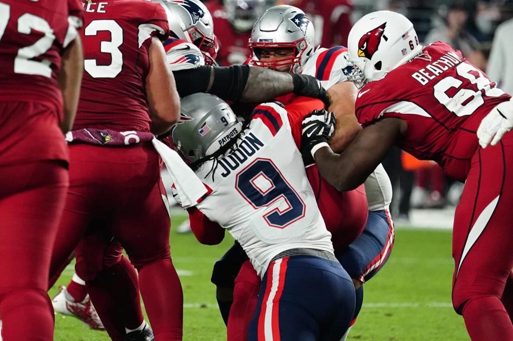 Patriots pull away with 27-13 win at Arizona, keep playoff hopes