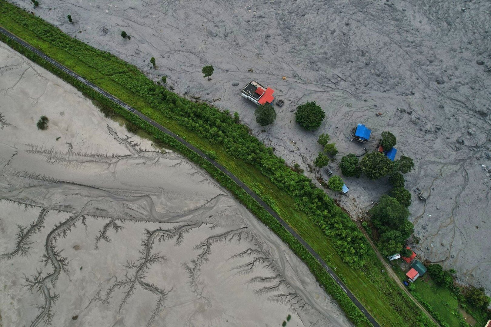 Rescue efforts intensify after Nepal-Tibet flooding as deaths climb past 900; foreign teams assist in hydropower tunnels where at least 90 are trapped