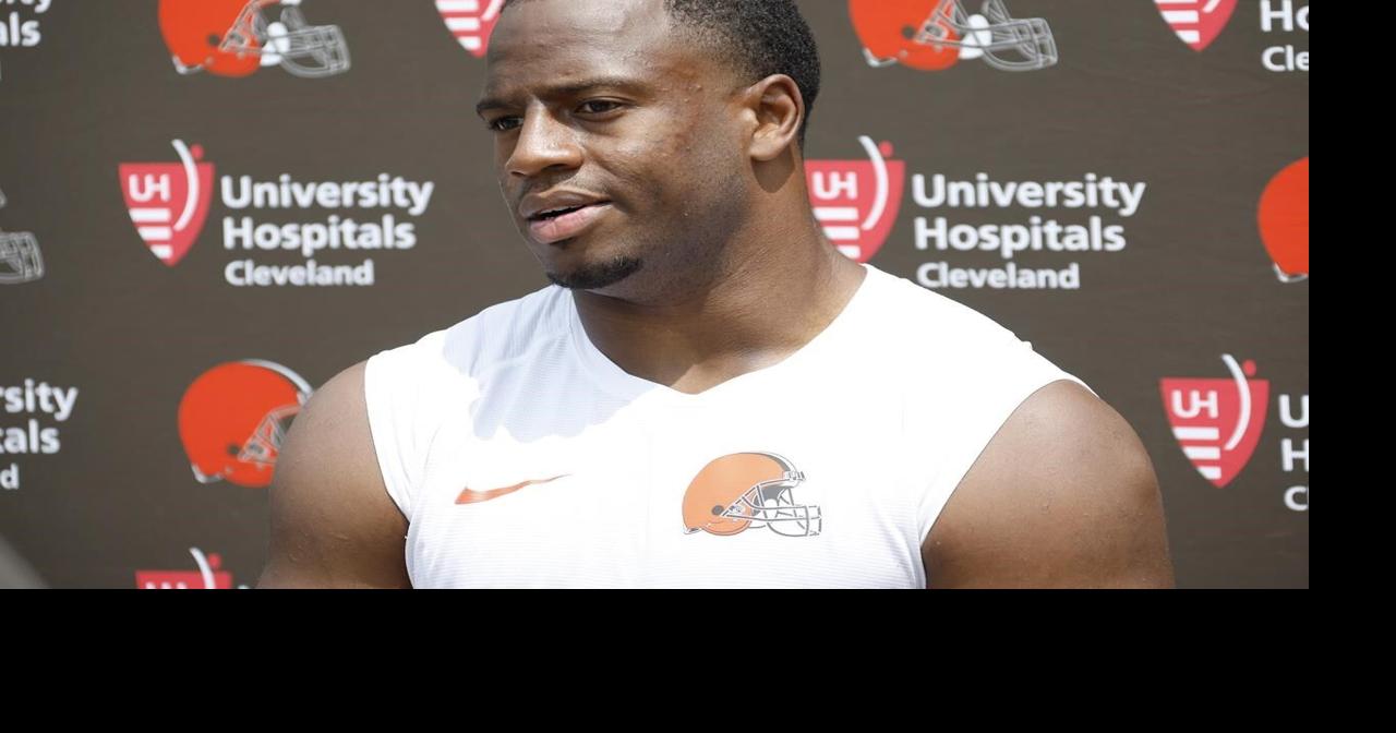 Browns restructure RB Nick Chubb's contract as he rehabs from season-ending injury, AP source says