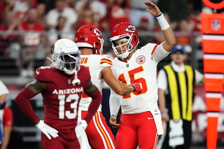 Mahomes throws a touchdown pass as Chiefs roll to 38-10 preseason