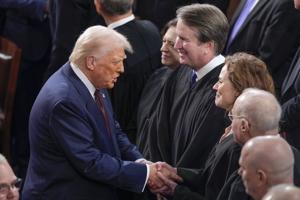 Зіткнення Трампа з судами збільшує перспективу спалахів від поділу влади Зіткнення Трампа з судами збільшує перспективу спалахів від поділу влади