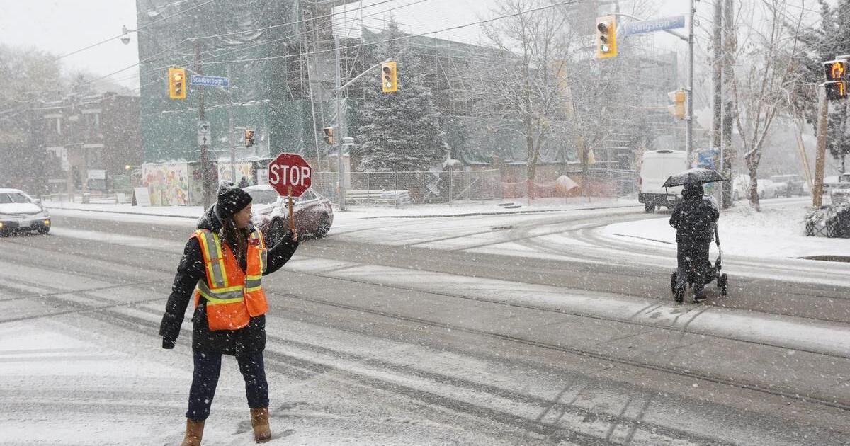 Snow continues to fall in Toronto as winter travel advisory in effect