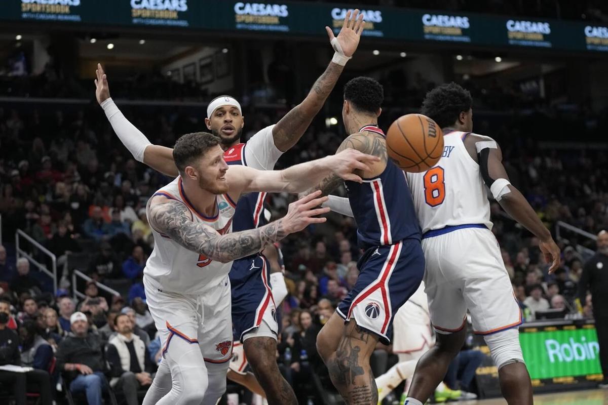 Knicks' Julius Randle targeting return for Game 1 on Saturday, per report