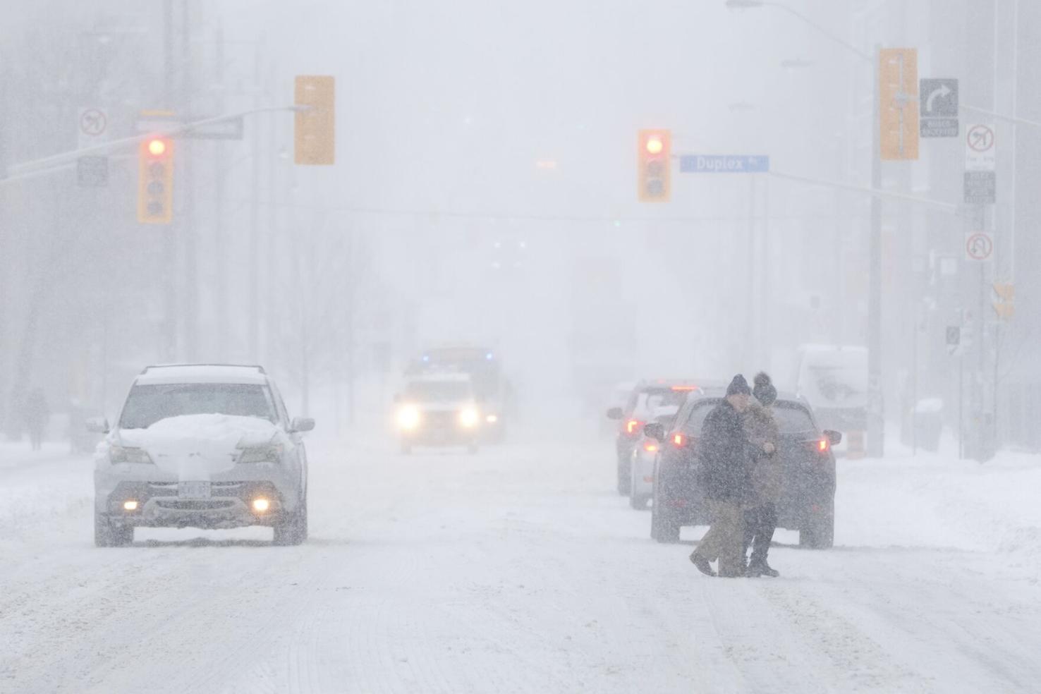 Toronto snowstorm live: Snowfall breaks local record as OPP report 400 ...