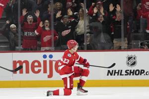 Raymond scores with 51 seconds remaining as Red Wings beat Islanders 2-1