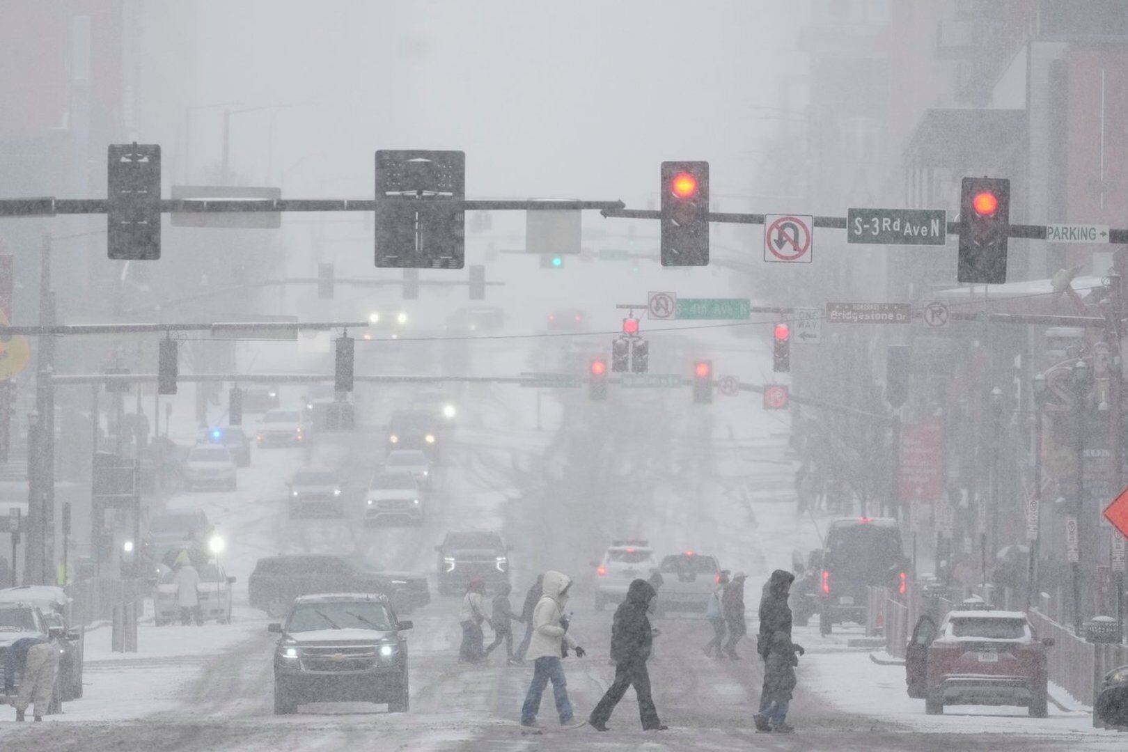 People brace themselves for the winter storm moving across the US, in ...