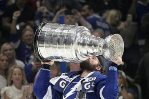 Blackhawks' Maroon, a three-time Stanley Cup champion, plans to retire after season