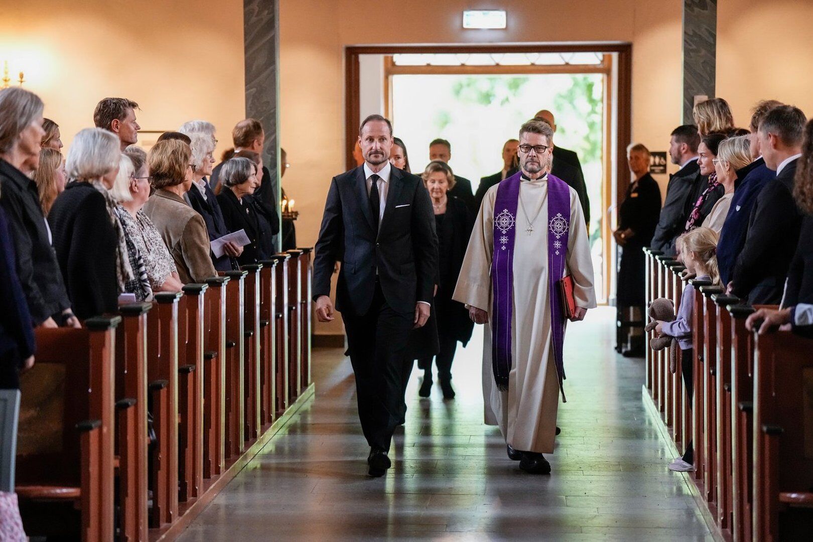 Norwegians line up at churches for emotional memorials as Dean Pål Kristian Balstad opens King Harald V's funeral in Oslo Cathedral; royal family attends Asker Church service