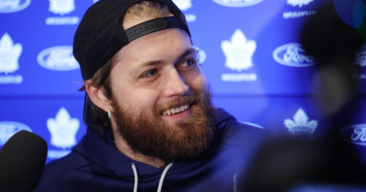 William Nylander und Kevin Gausman stoßen mit Luke Combs auf der Bühne vor ...