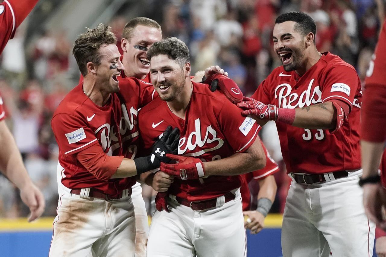 Winker's 3 homers lift Reds over Cards 8-7 for 4-game sweep