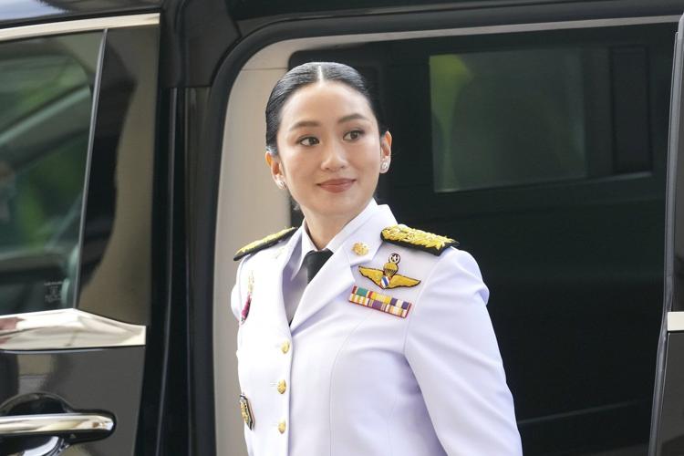 Thailand's new Cabinet members take oaths, including suspended prime minister