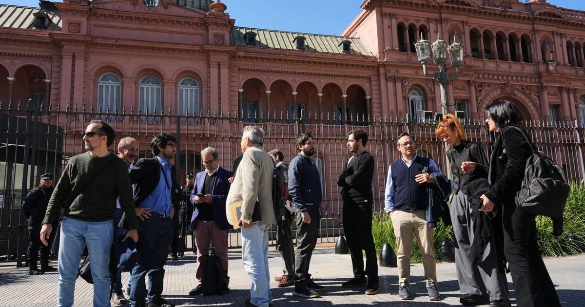 El líder de Argentina prohíbe la entrada a los periodistas a la sede del gobierno, lo que plantea preocupaciones sobre la libertad de prensa.