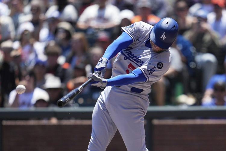 Freddie Freeman's bloop single in 11th starts winning rally as Dodgers beat Giants 5-2