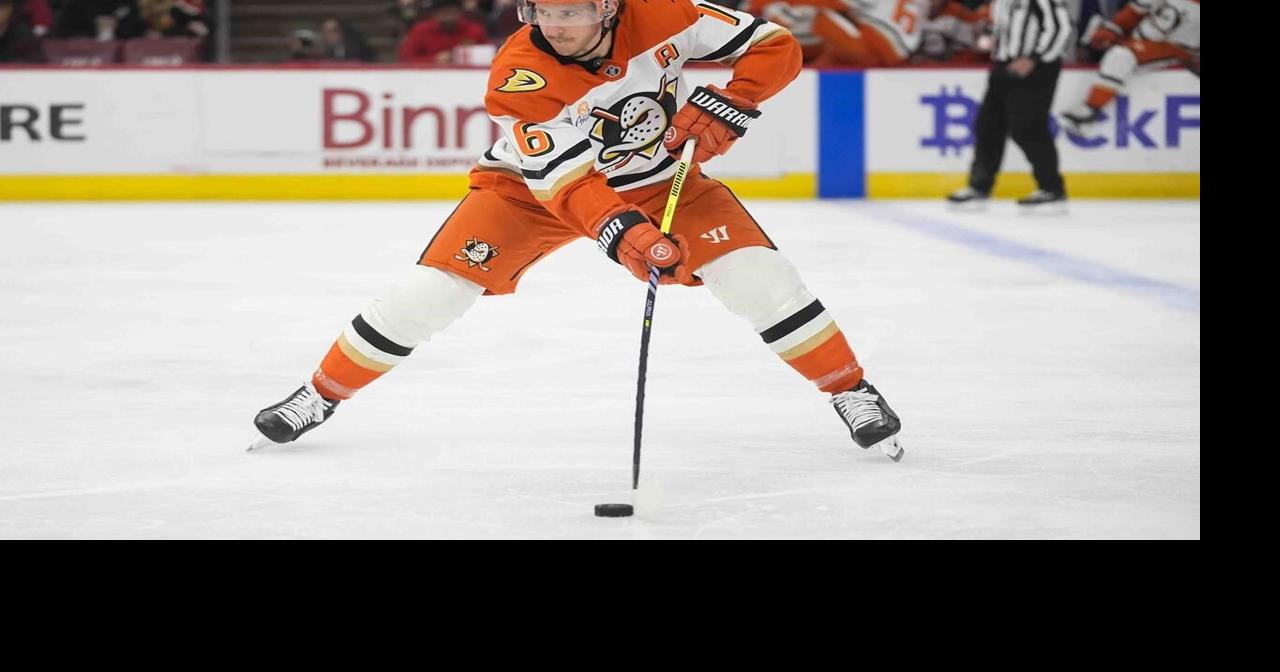Alex Killorn helps the Ducks beat the Blackhawks 3-2 for their third straight win