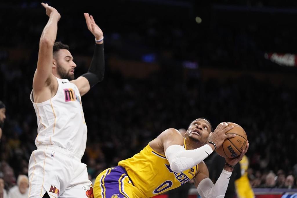 Dennis Schröder Propels Lakers Past Heat 112-109 Without LeBron James,  Anthony Davis – NBC Los Angeles