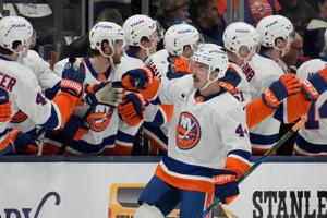 Holmstrom's OT goal gives Islanders 4-3 win over Blue Jackets and extends winning streak to 4