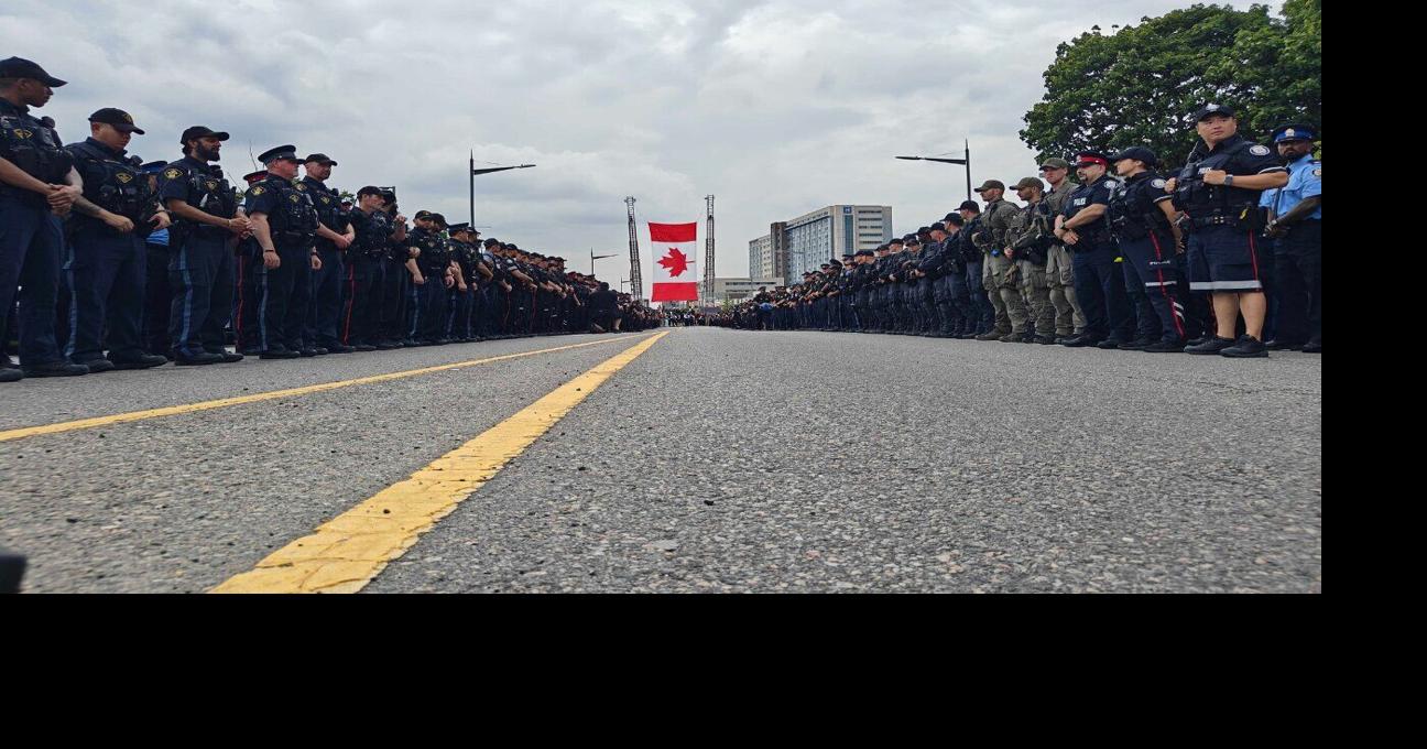 Hundreds of police officers pay respects