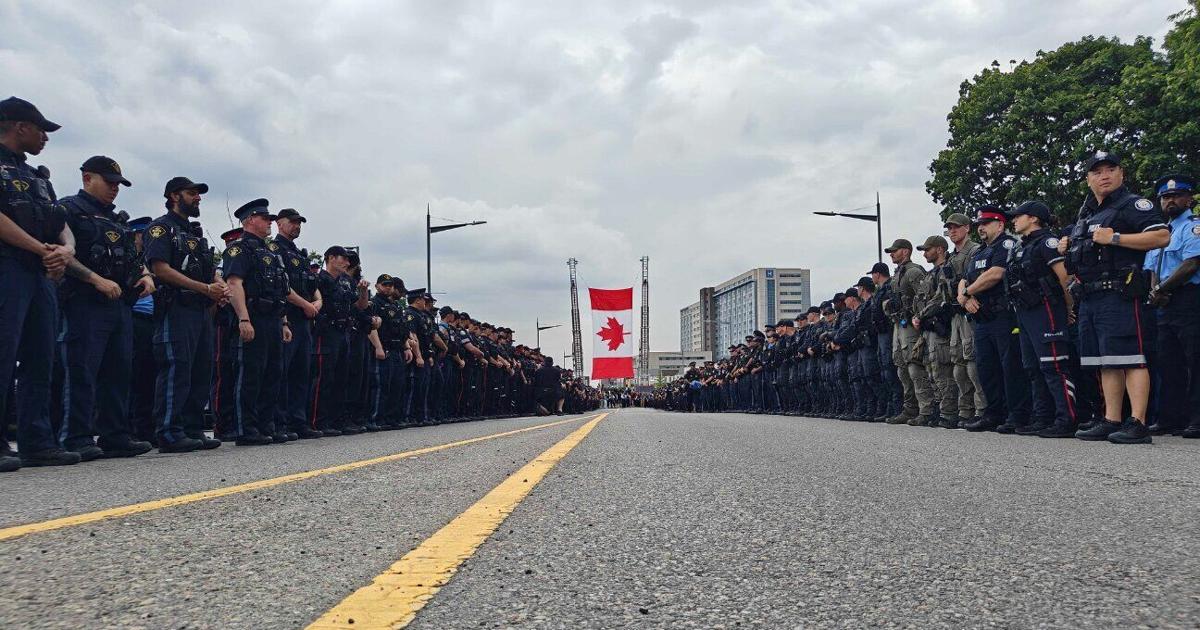 Hundreds of police officers pay respects