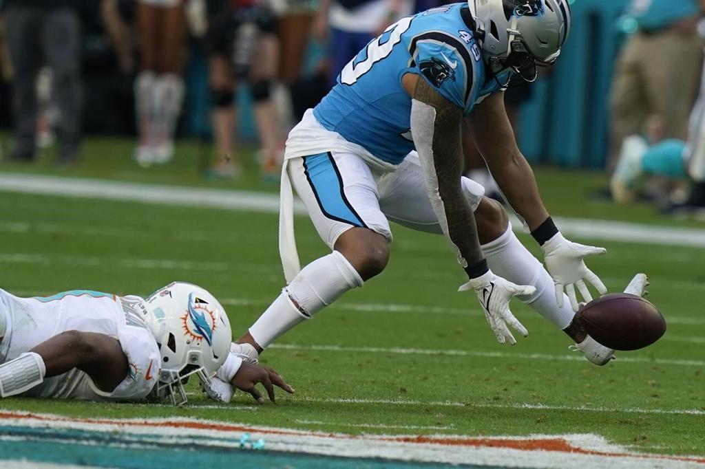 Miami Dolphins win 4th straight game, roll past Carolina Panthers 33-10