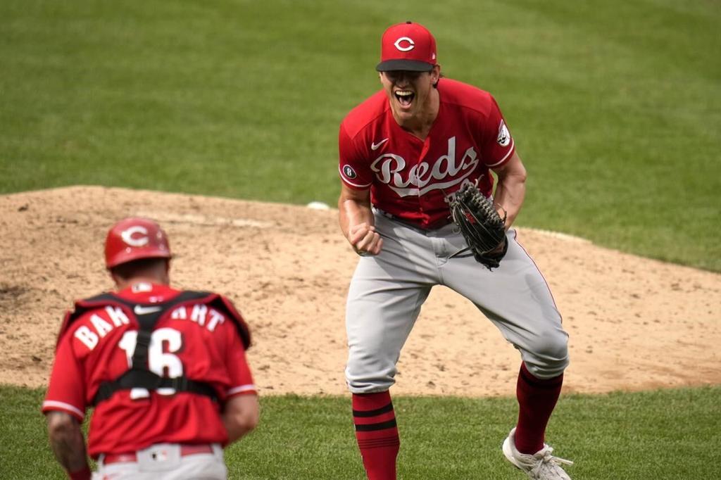 Winker's 3 homers lift Reds over Cards 8-7 for 4-game sweep