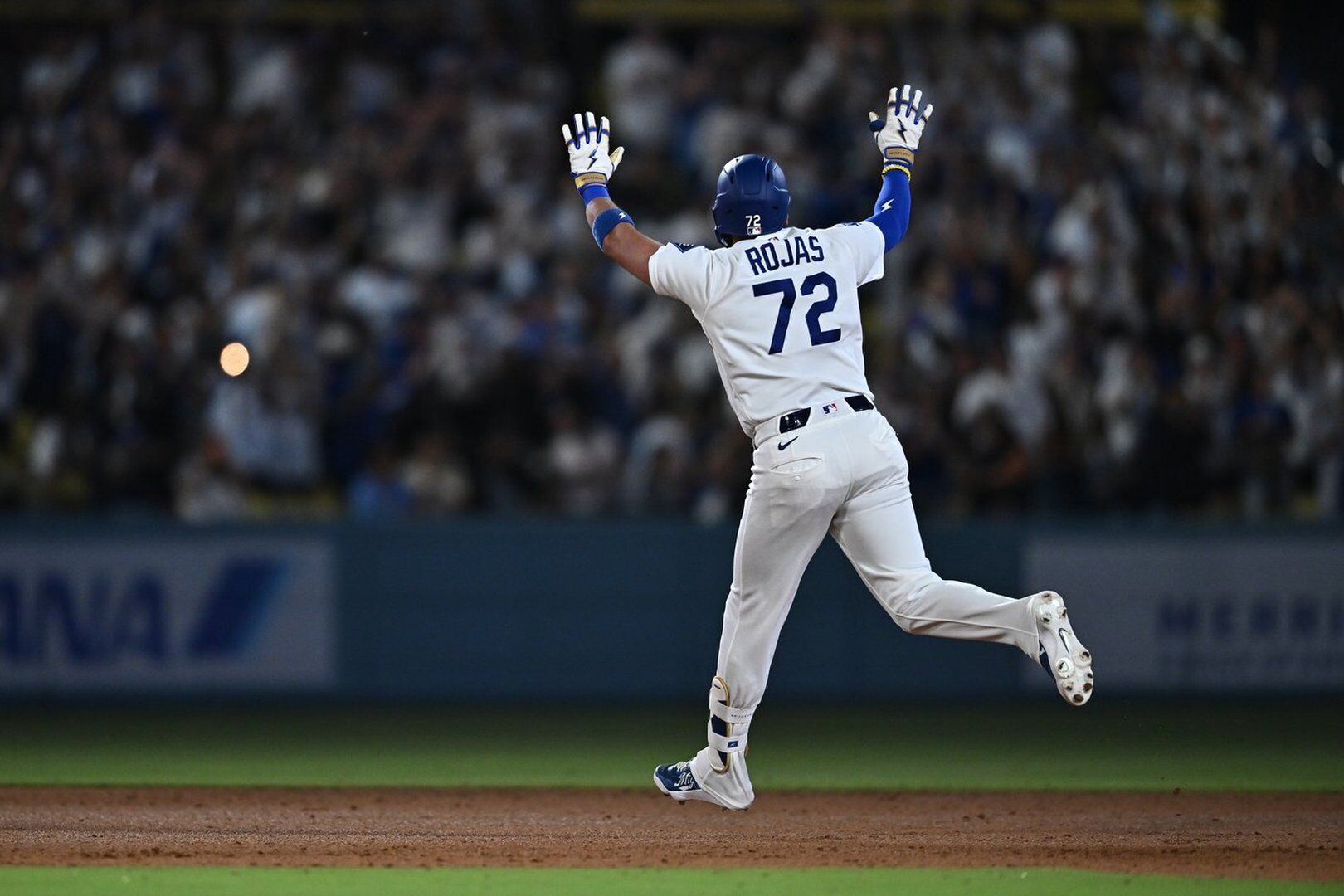 Miguel Rojas' pinch-hit home run in the 7th lifts the Dodgers to a 4-3