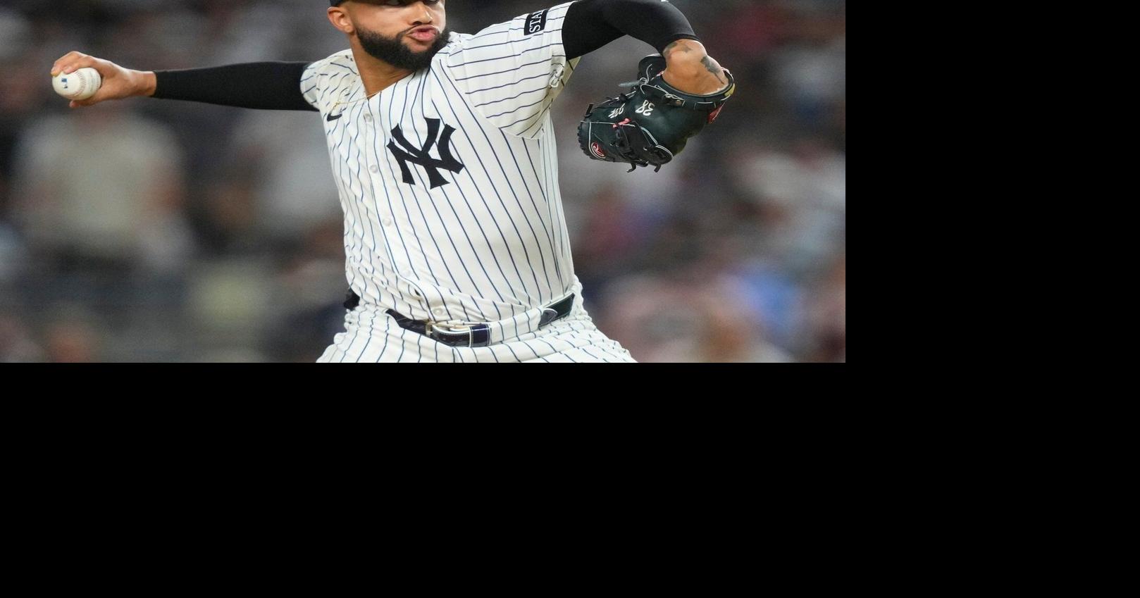 Mets agree to contract with free agent reliever Devin Williams, AP source says