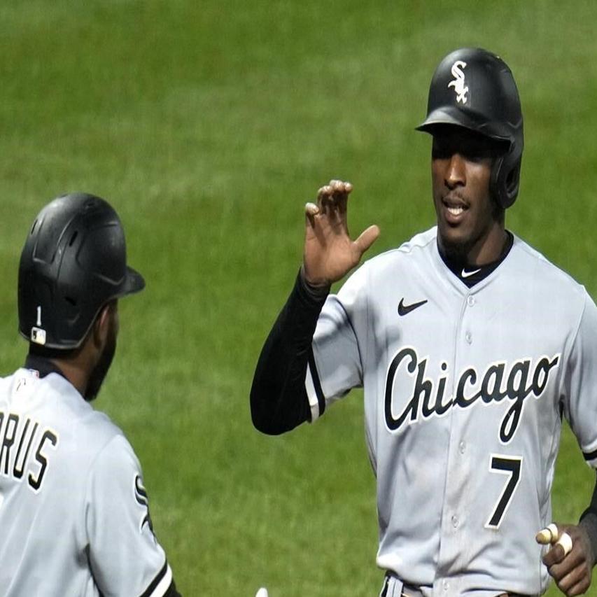 White Sox outfielder Luis Robert leaves game with sore right knee