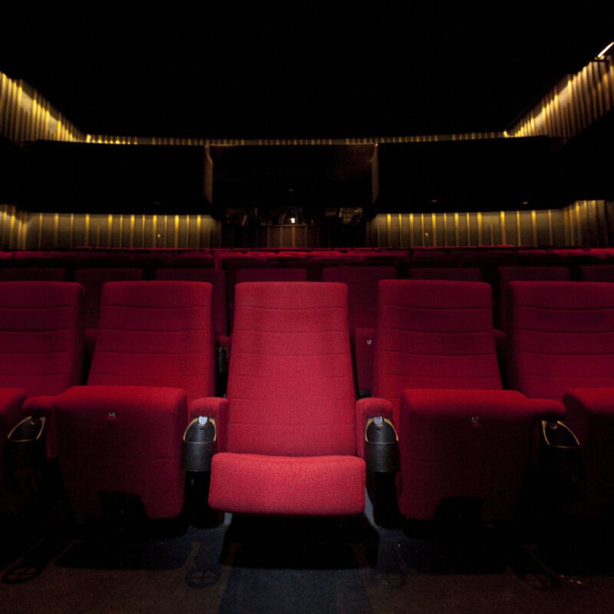 Theater seating. Кресла в кинотеатре. Кинотеатр вид спереди. Кинотеатр кресла фон. Зал с сиденьями.