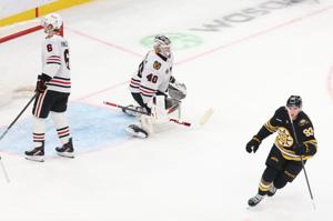 Fraser Minten scores in overtime to lift the Bruins past the Blackhawks, 4-3
