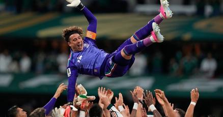 A thunderous World Cup farewell as Guillermo Ochoa enters late in Mexico's 3-0 win