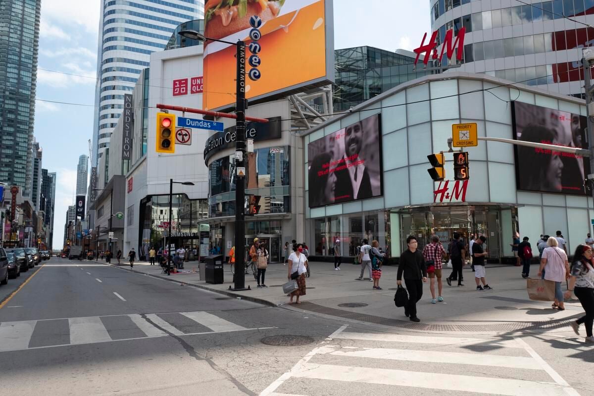 H&m yonge outlet and dundas