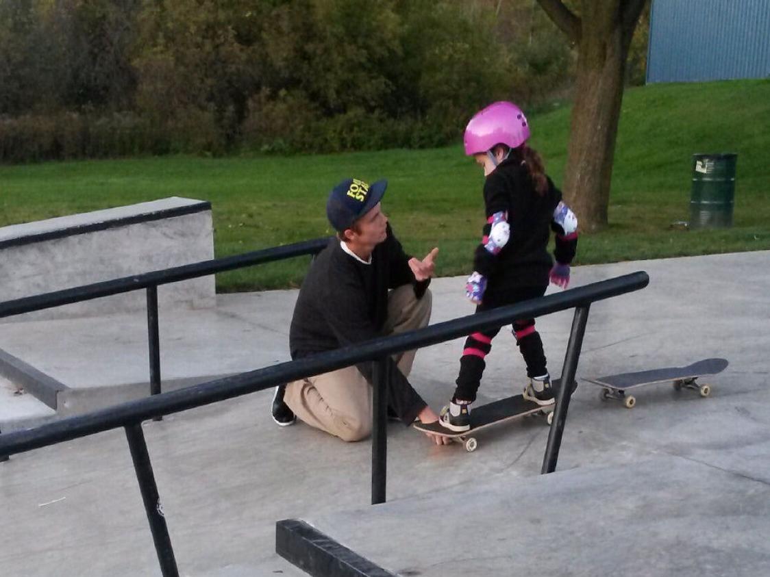 Ontario mom thanks teen skateboarder for helping her daughter