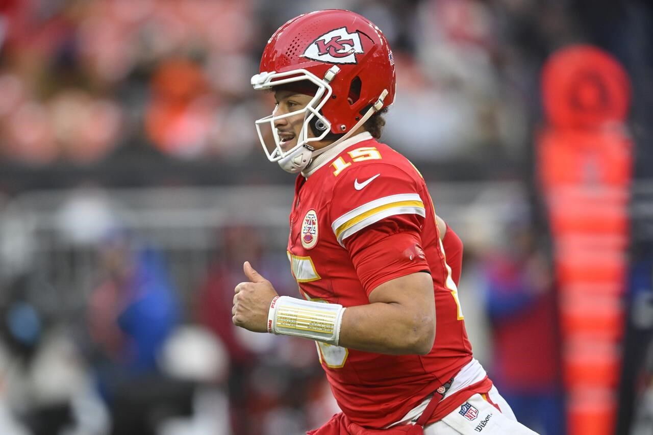 Mahomes Throws 2 TD Passes, Leaves With Ankle Injury In Chiefs' 21-7 ...