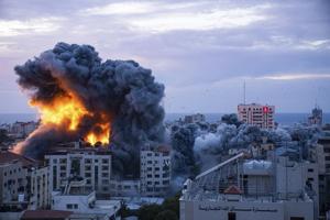 Israël déclare la guerre et bombarde Gaza alors que les combats font rage pour le deuxième jour après l'attaque du Hamas