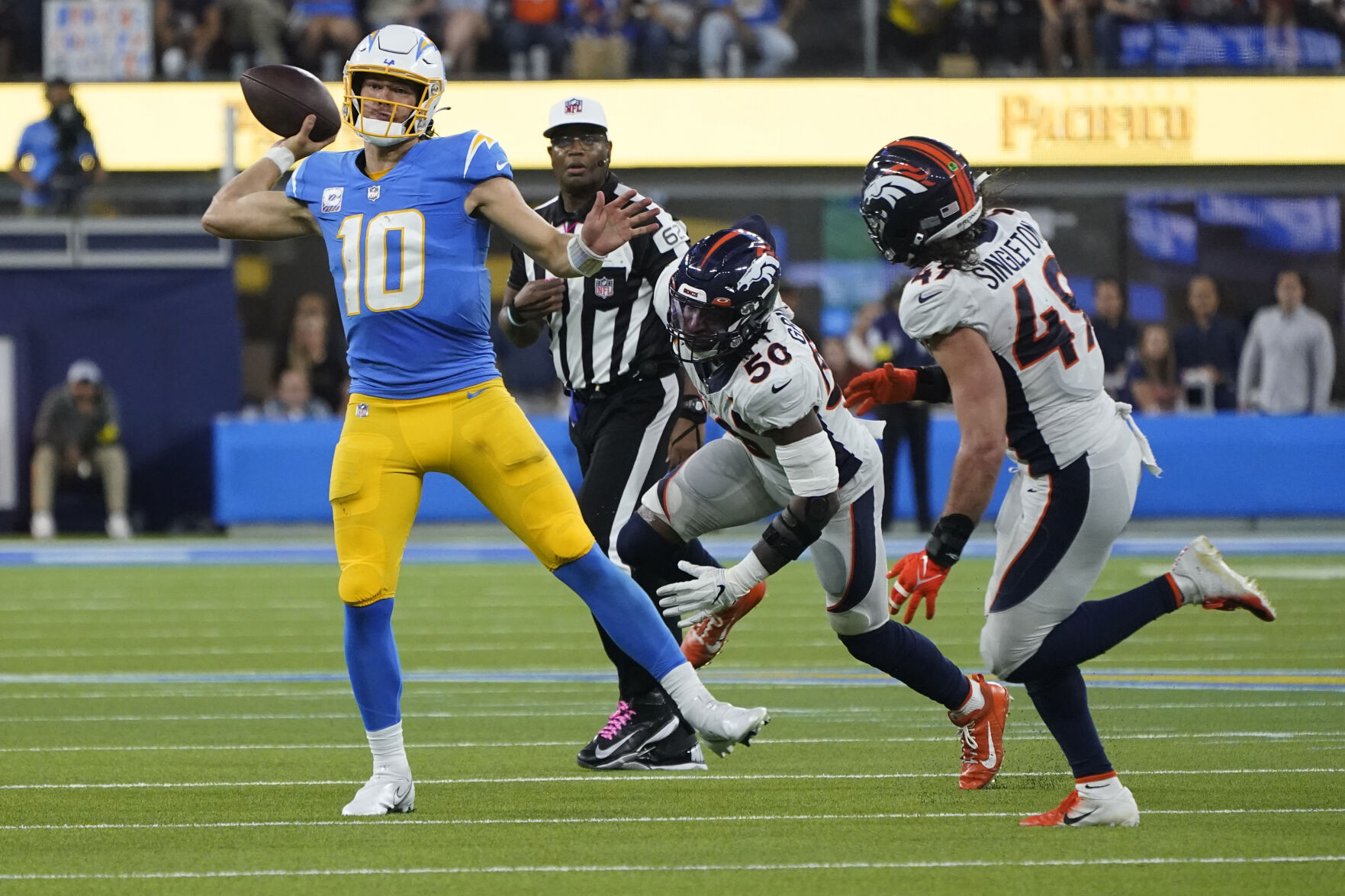 Best Early NFL Week 14 Picks: Fade Offence In Broncos Vs. Chargers Matchup